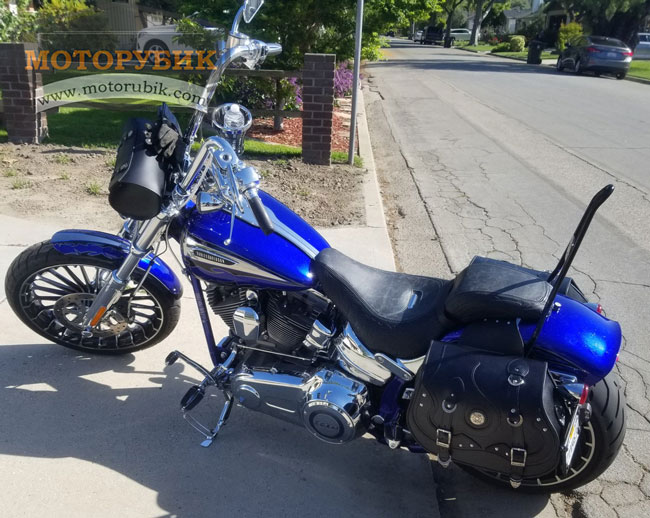 синий мотоцикл с кофрами